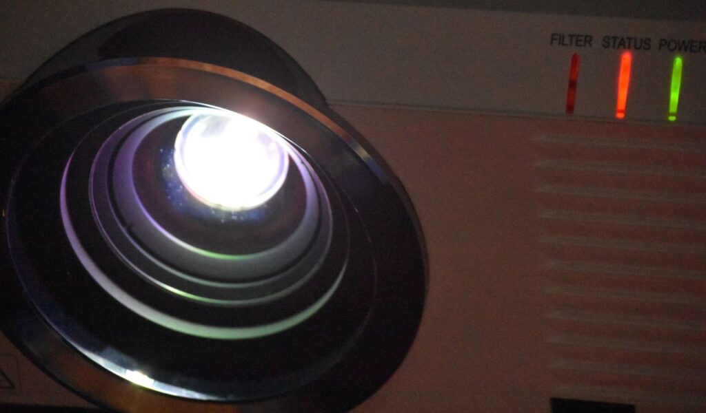 Lire la suite à propos de l’article Test de la lampe vidéoprojecteur Philips UHP : une solution économique pour les utilisateurs intensifs